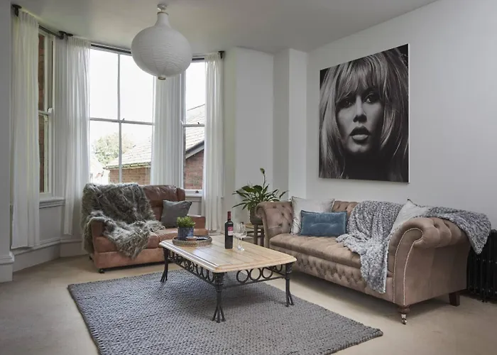 Dudley-Spacious Exec 2 Bed - Long Stay - Parking!