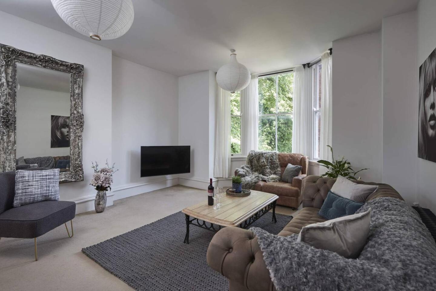 Dudley-spacious Exec 2 Bed - Long - Parking! Apartment *